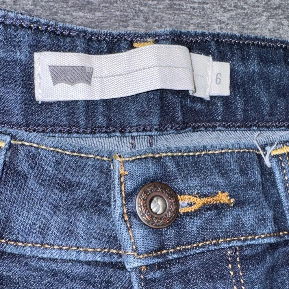 Levis Strauss- Women’s Classic Blue Denim Cuffed Capris Size 6 - Picture 5 of 15